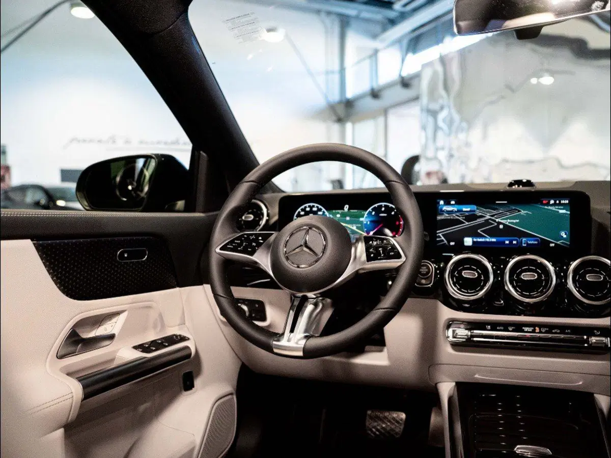 Mercedes-Benz GLA SUV nuova a Macerata (15)