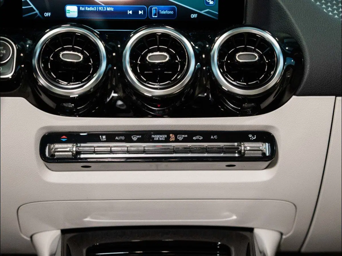 Mercedes-Benz GLA SUV nuova a Macerata (17)