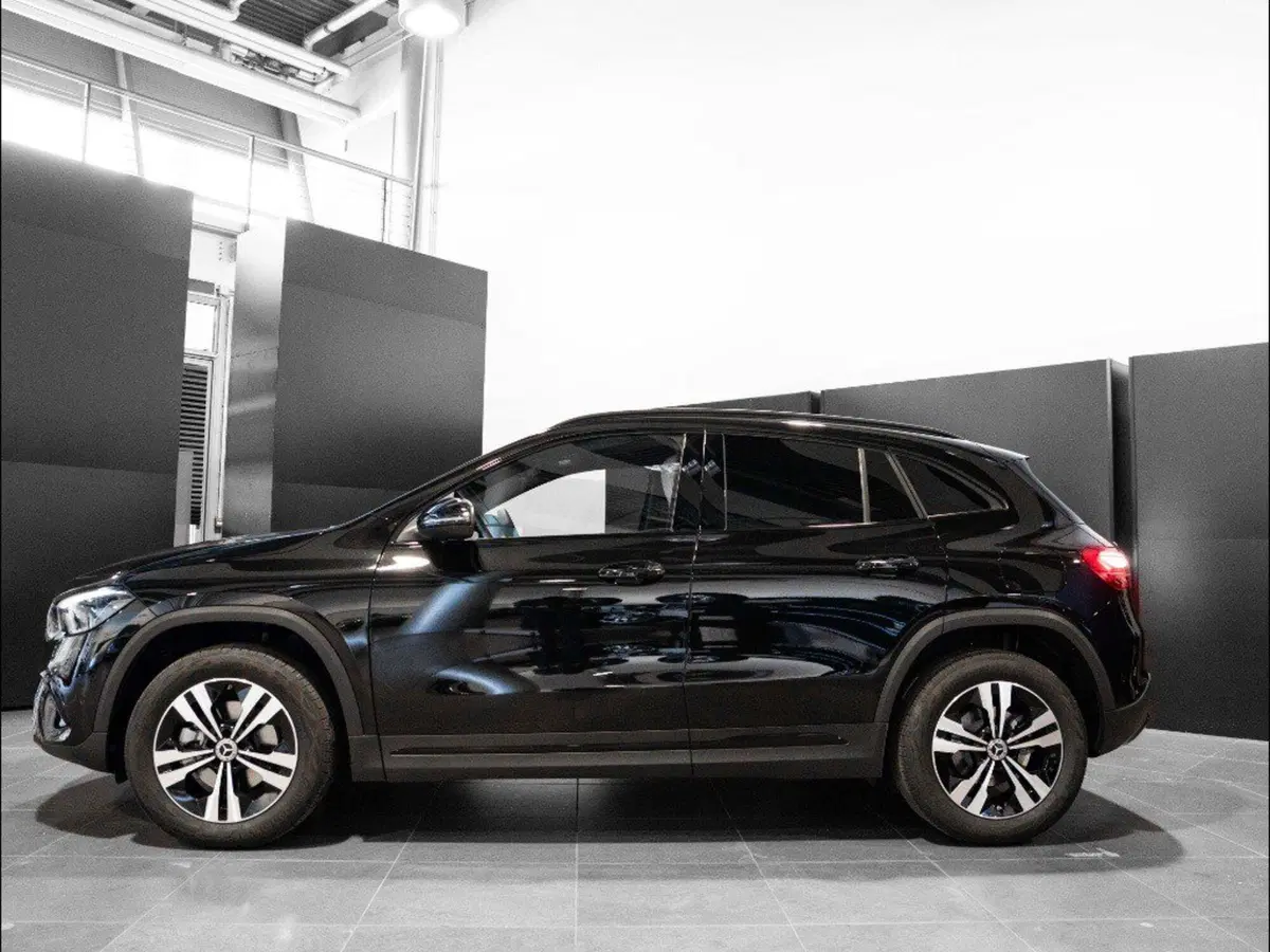 Mercedes-Benz GLA SUV nuova a Macerata (2)