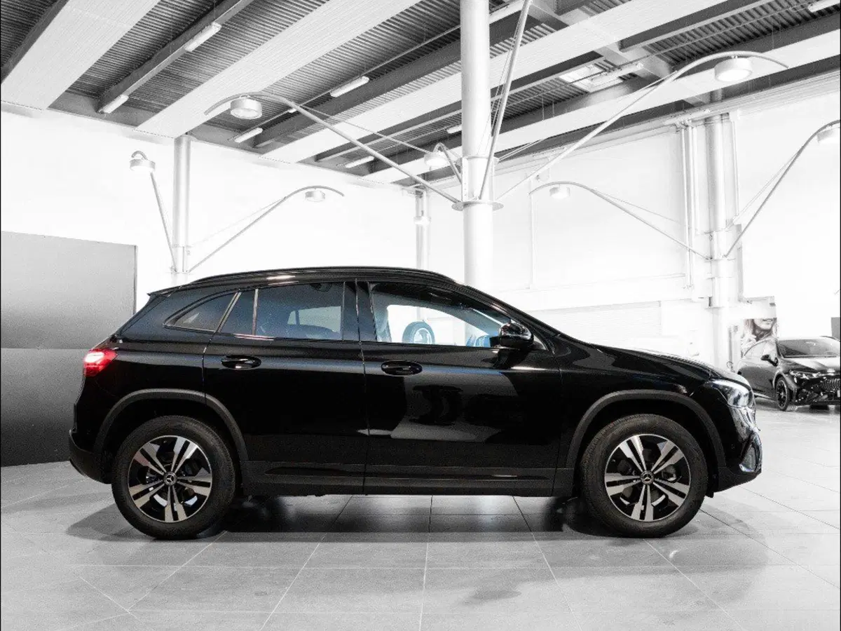 Mercedes-Benz GLA SUV nuova a Macerata (4)