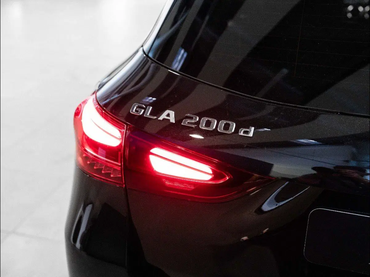 Mercedes-Benz GLA SUV nuova a Macerata (9)