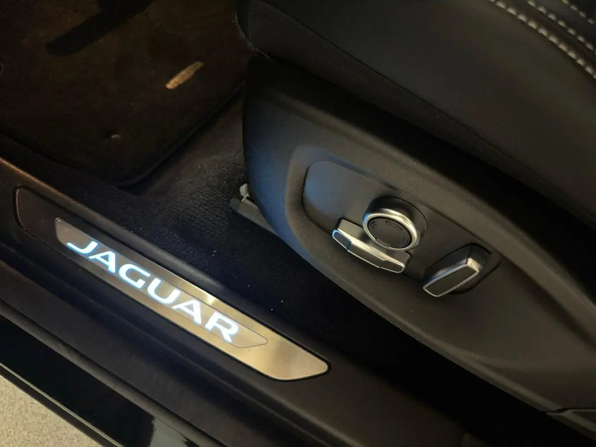 Jaguar E-Pace usata a Novara (14)