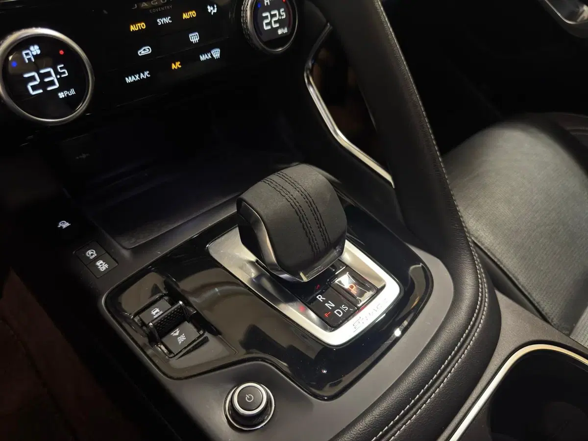 Jaguar E-Pace usata a Novara (16)