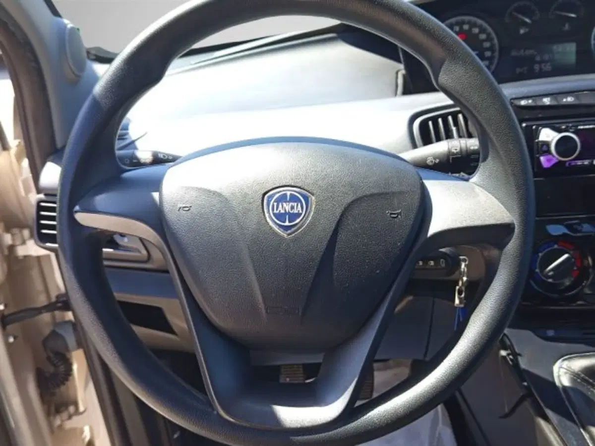 Lancia Ypsilon usata a Frosinone (19)