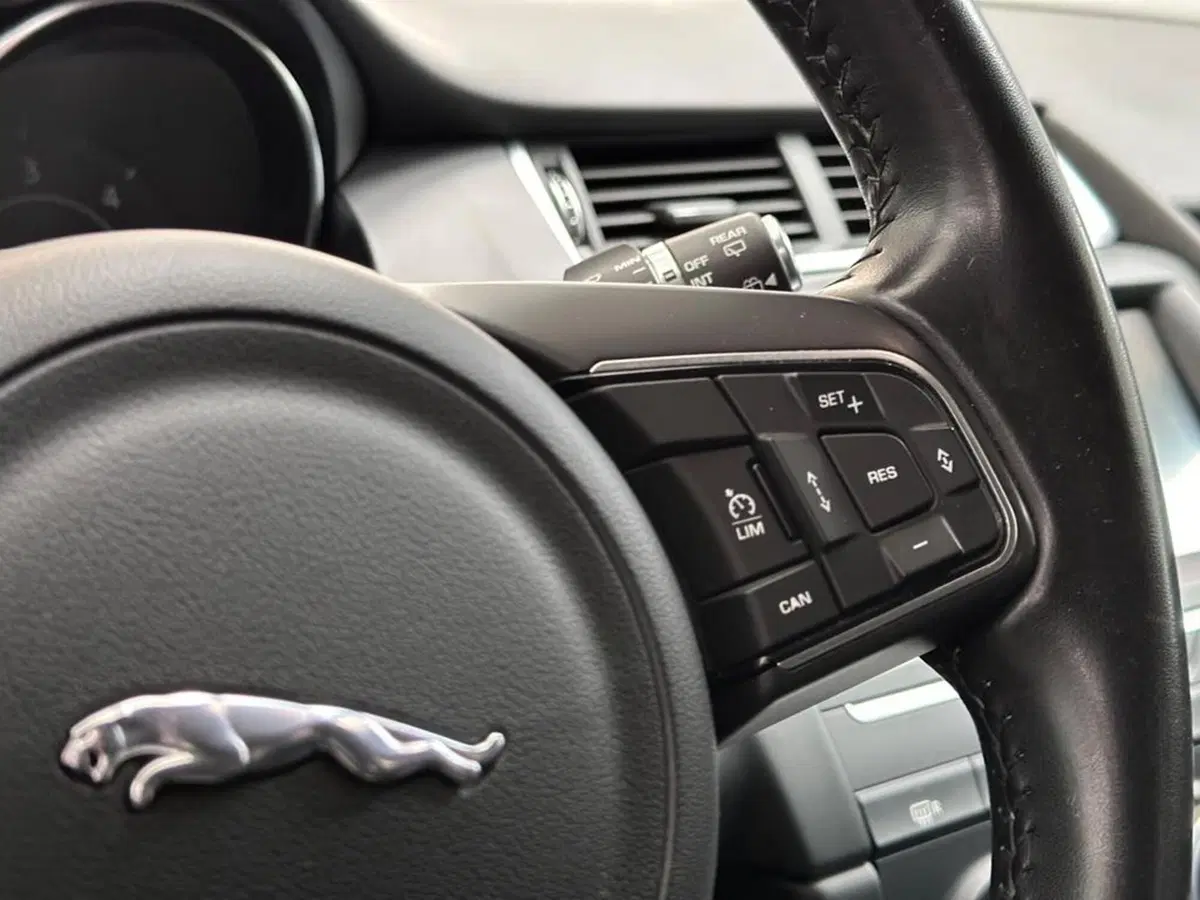 Jaguar E-Pace usata a Varese (13)