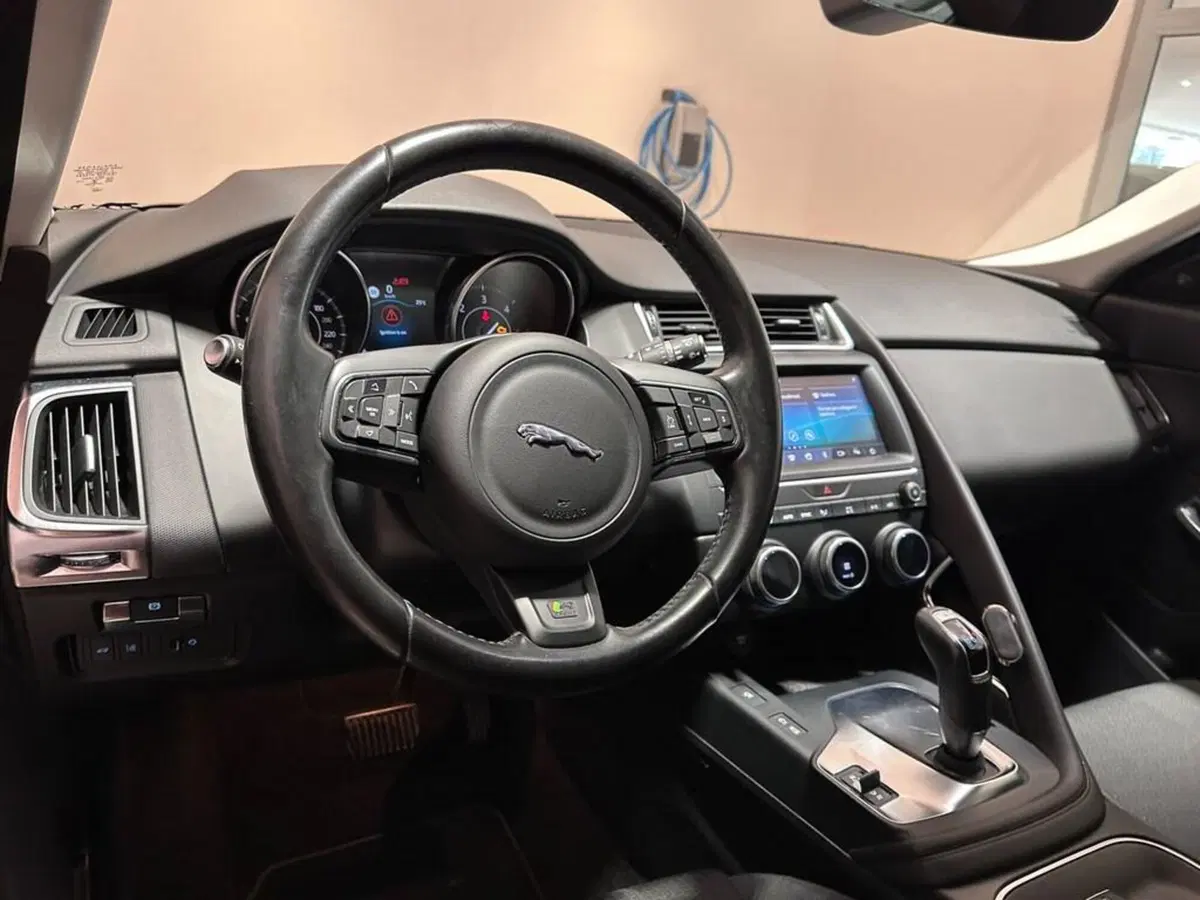 Jaguar E-Pace usata a Varese (8)