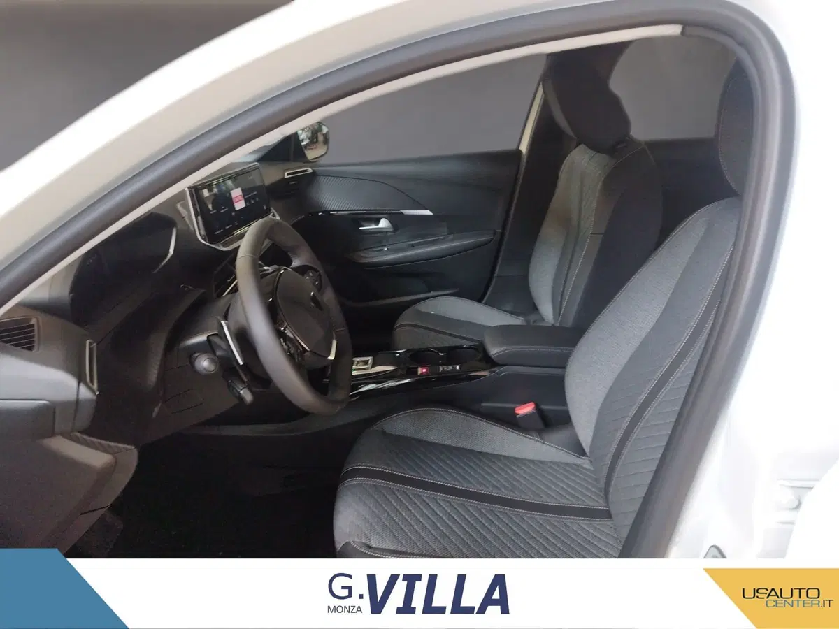 Peugeot 208 nuova a Milano (13)