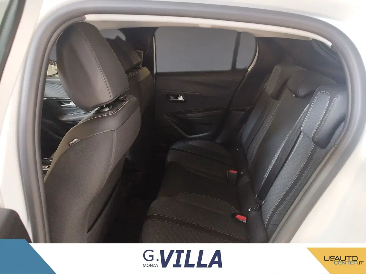Peugeot 208 nuova a Milano (14)