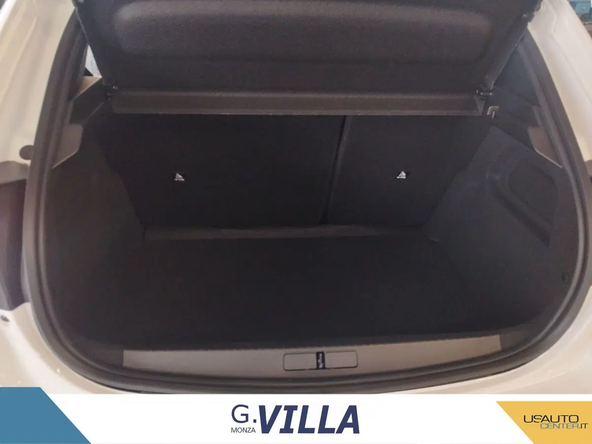 Peugeot 208 nuova a Milano (15)