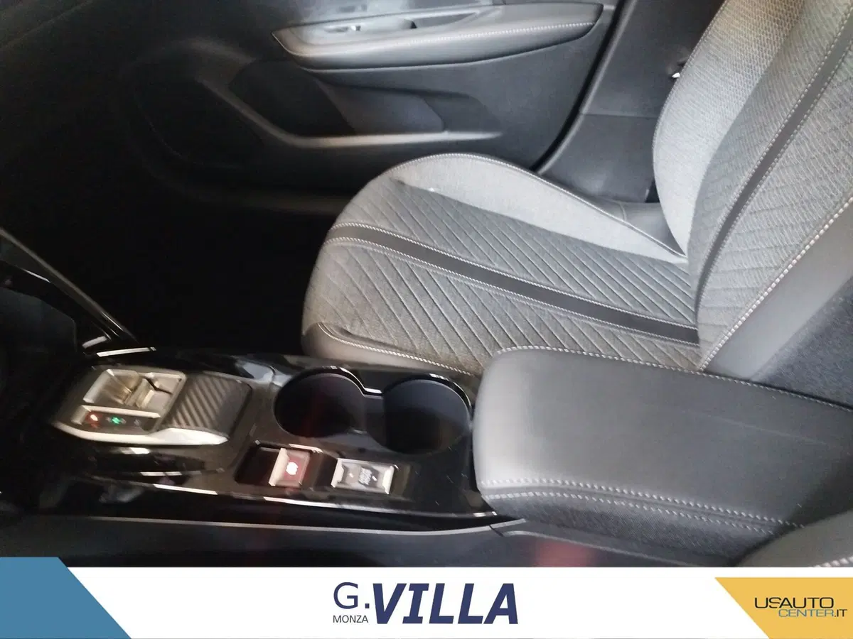 Peugeot 208 nuova a Milano (18)