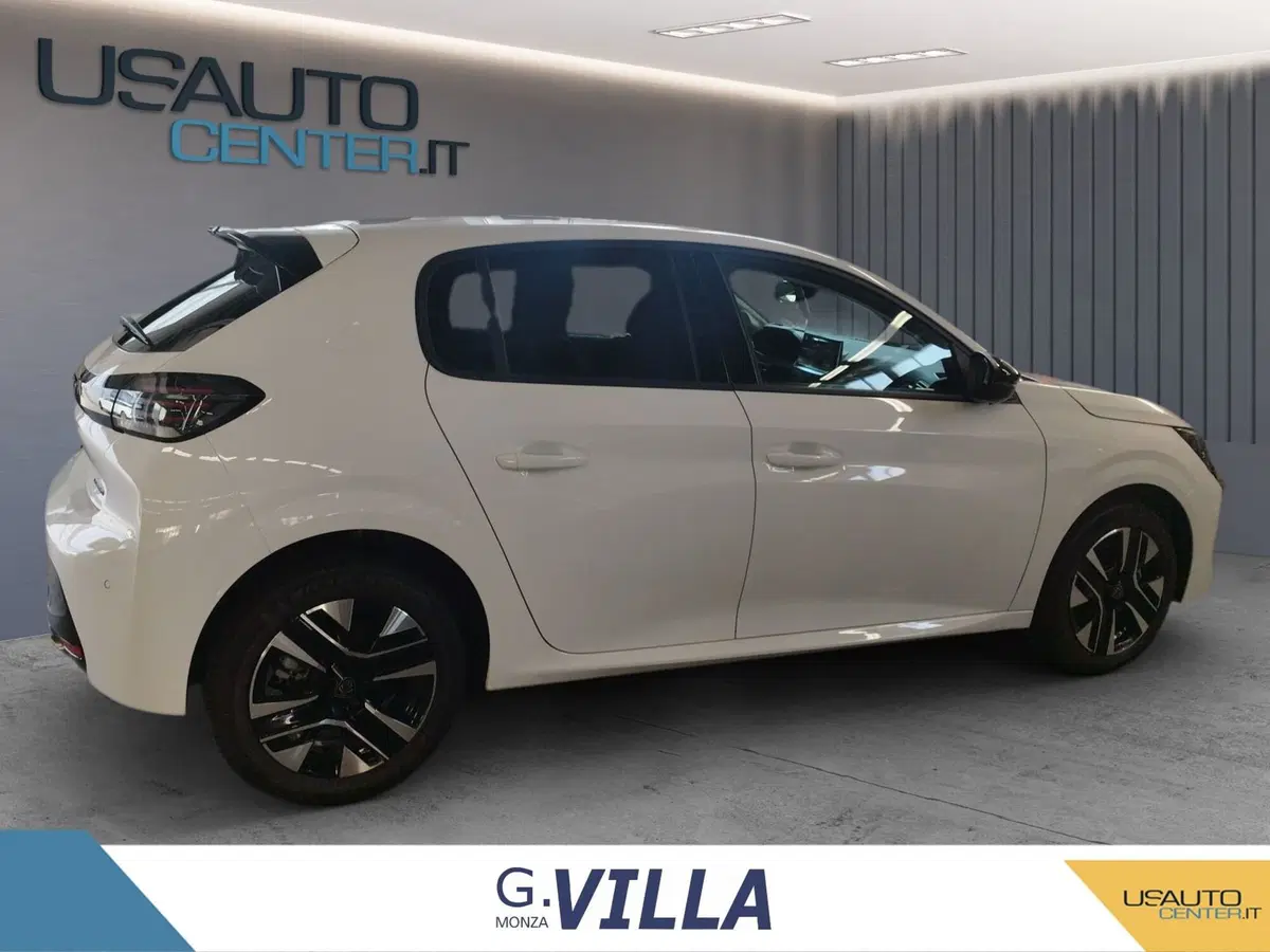 Peugeot 208 nuova a Milano (3)