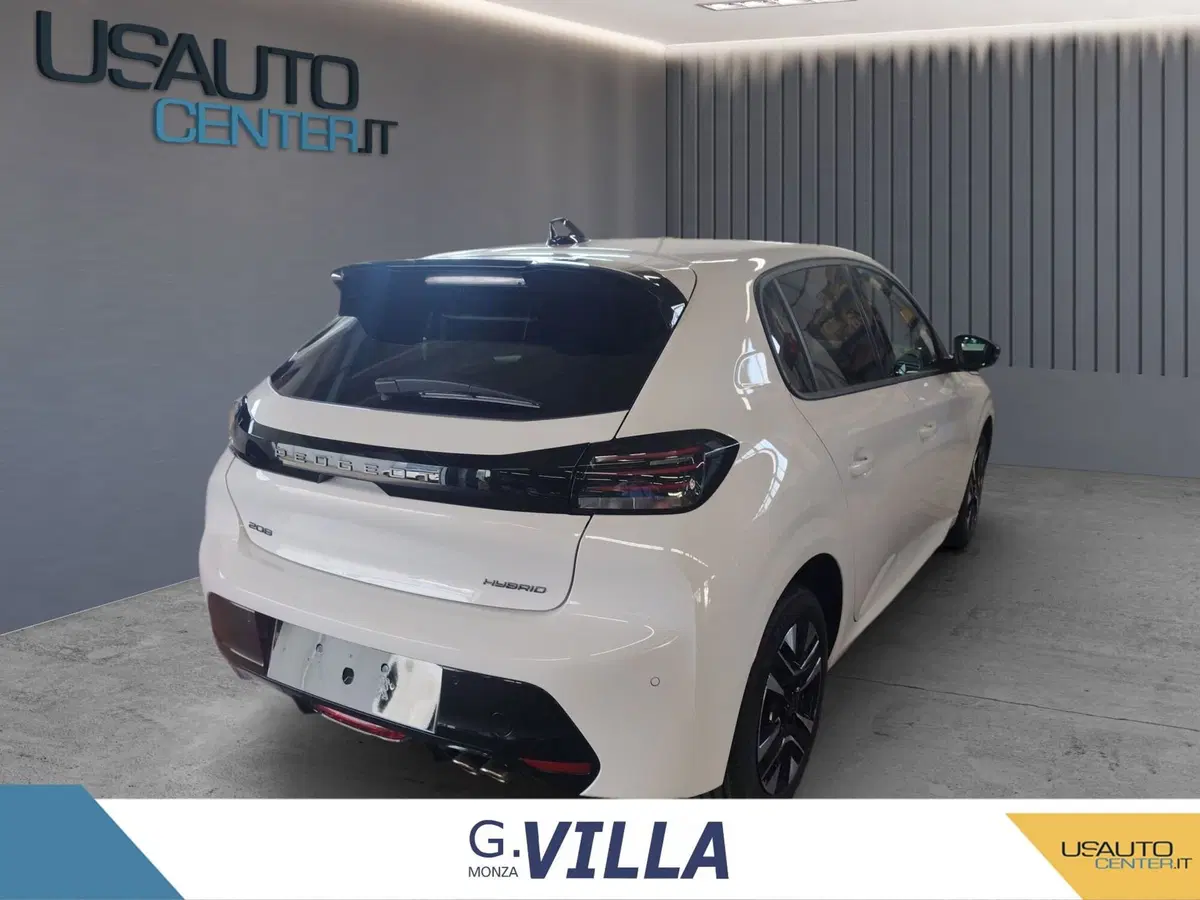 Peugeot 208 nuova a Milano (4)