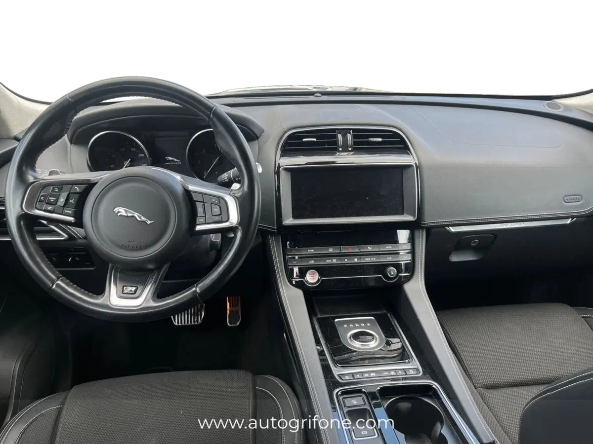 Jaguar F-Pace usata a Modena (10)