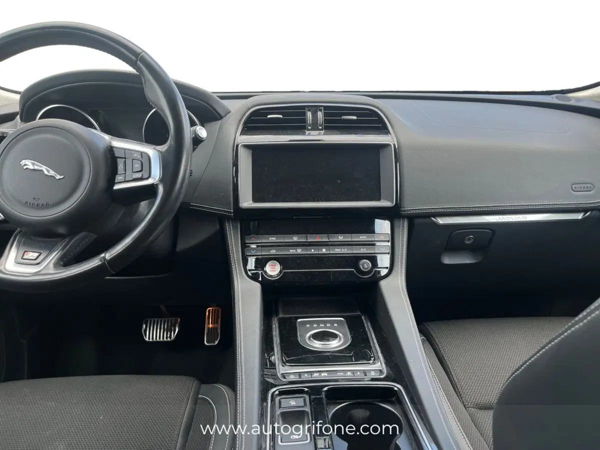 Jaguar F-Pace usata a Modena (11)