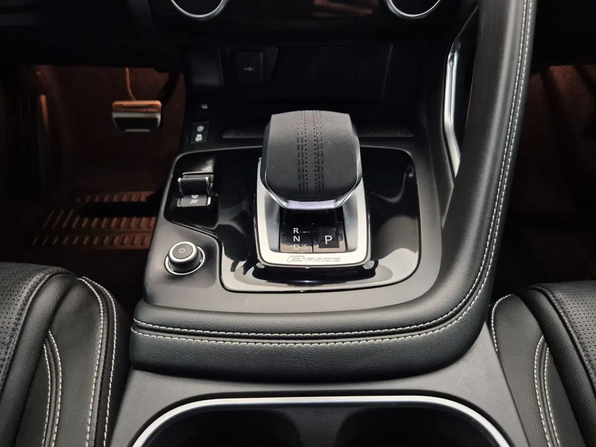 Jaguar E-Pace usata a Torino (11)