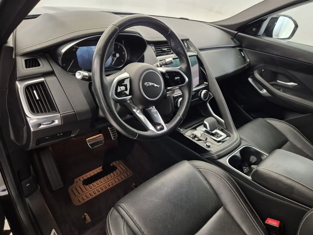 Jaguar E-Pace usata a Torino (17)