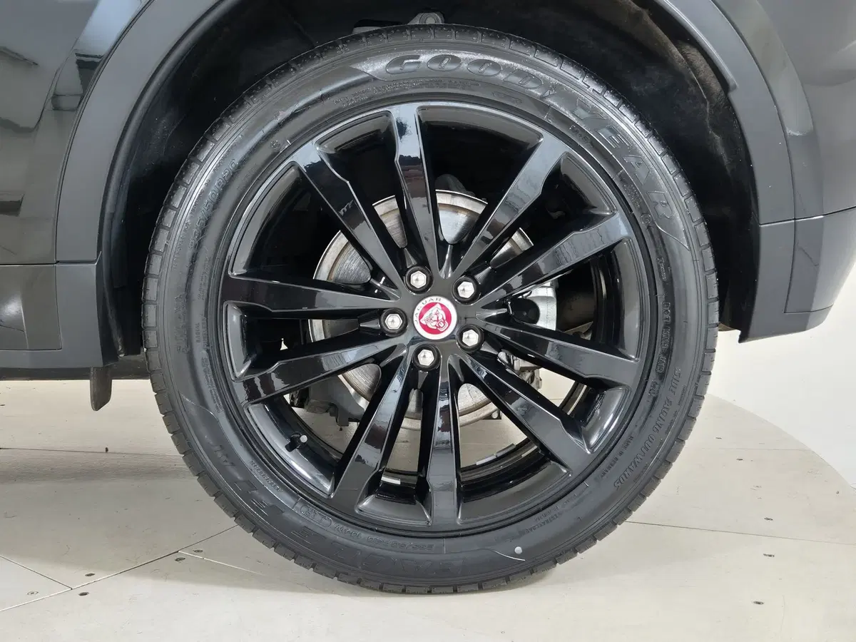 Jaguar E-Pace usata a Torino (9)