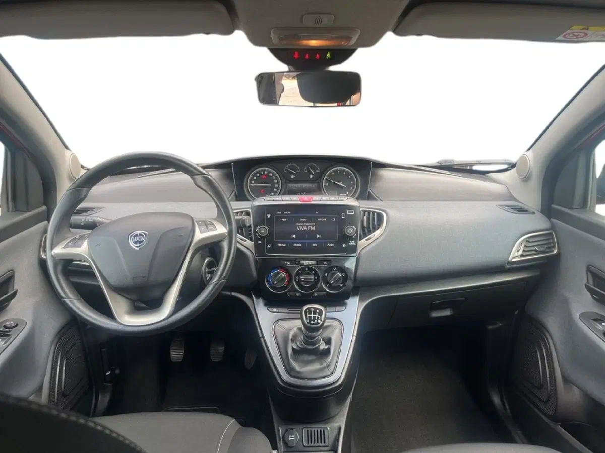 Lancia Ypsilon usata a Torino (10)