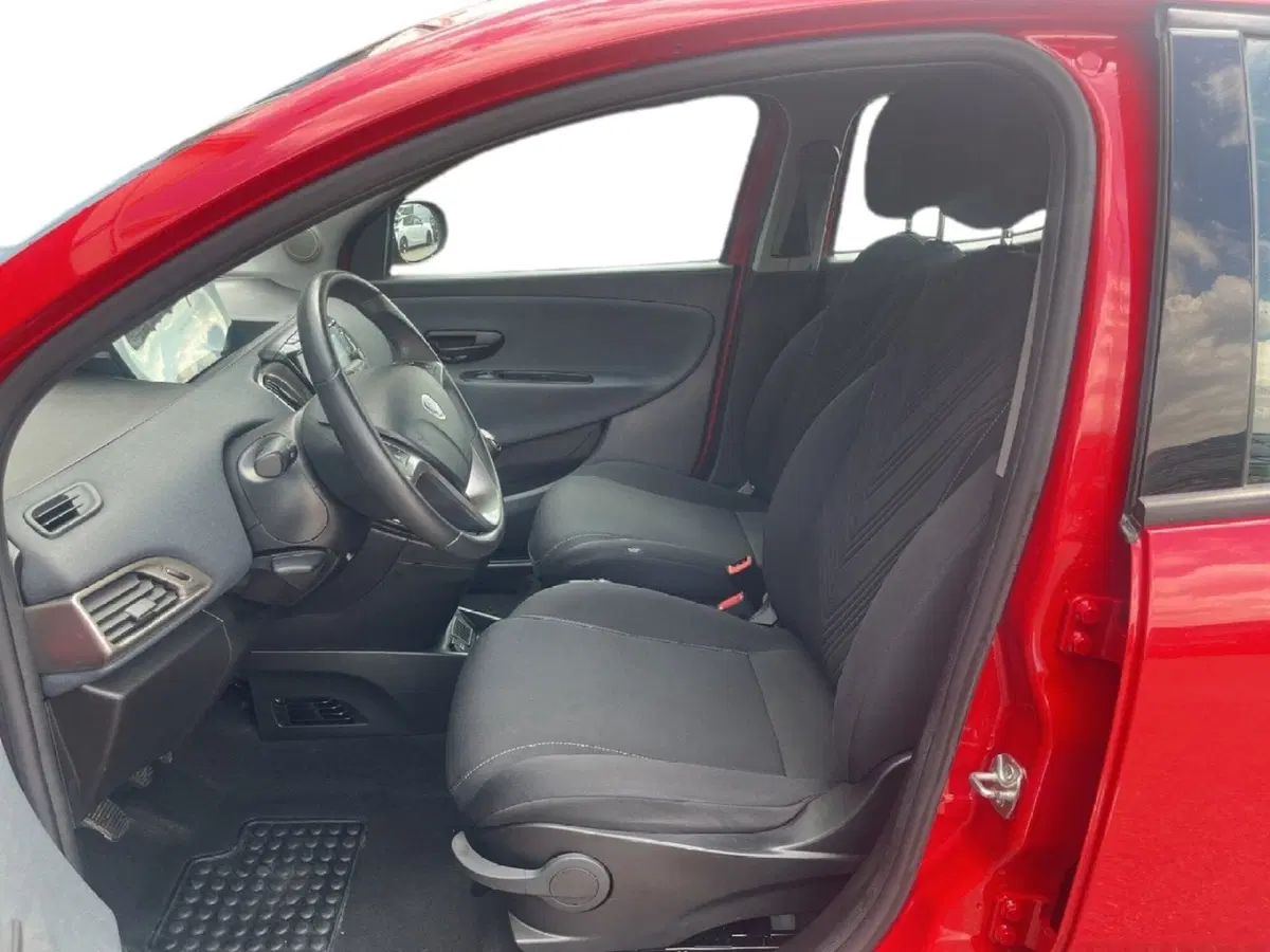 Lancia Ypsilon usata a Torino (9)