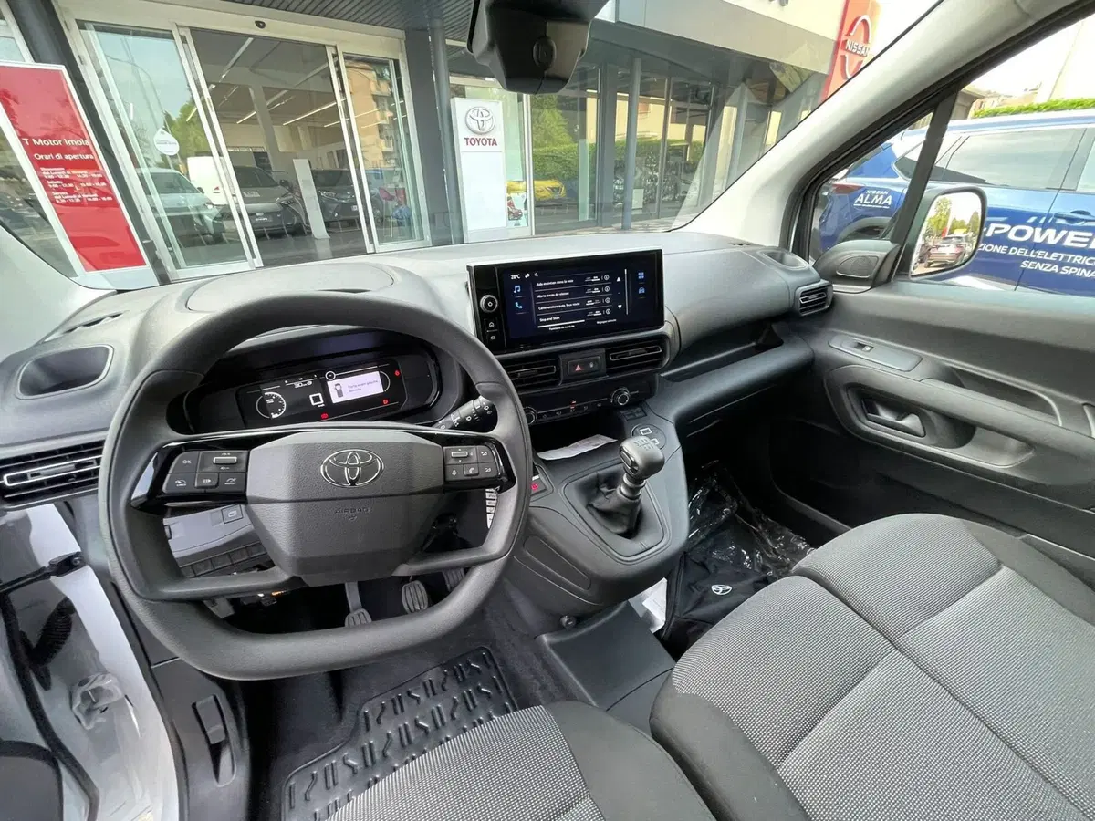 Toyota Proace City Furgone nuova a Bologna (10)