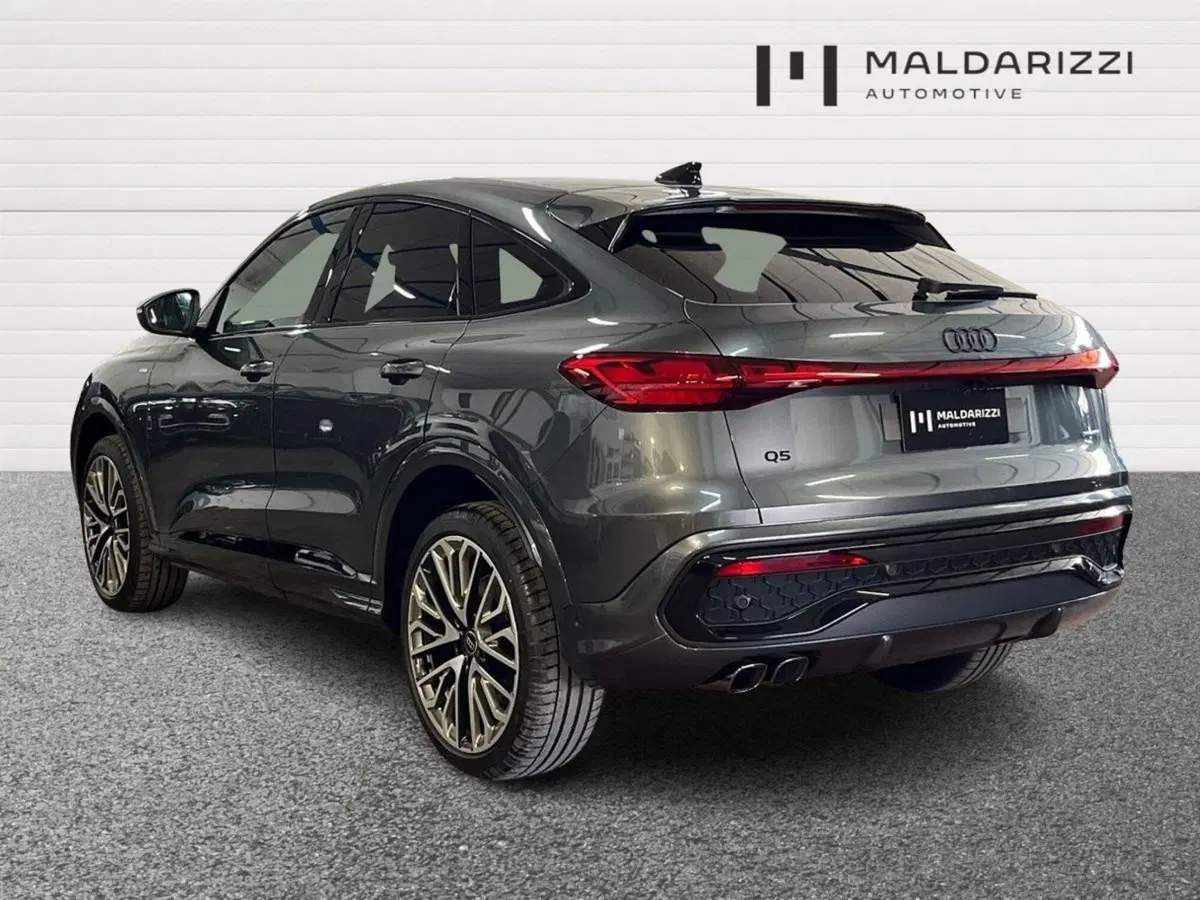 Audi Q5 Sportback nuova a Bari (4)