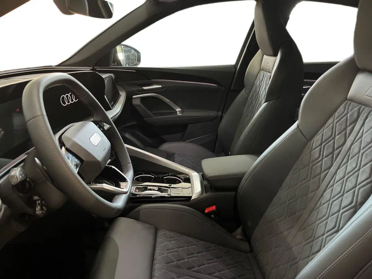Audi Q5 Sportback nuova a Bari (7)