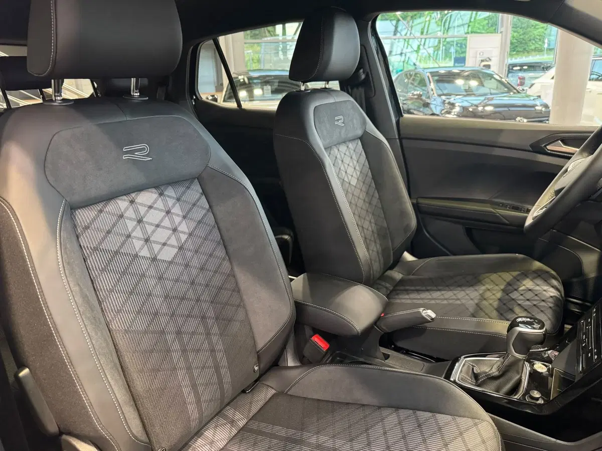 Volkswagen T-Cross usata a Varese (11)