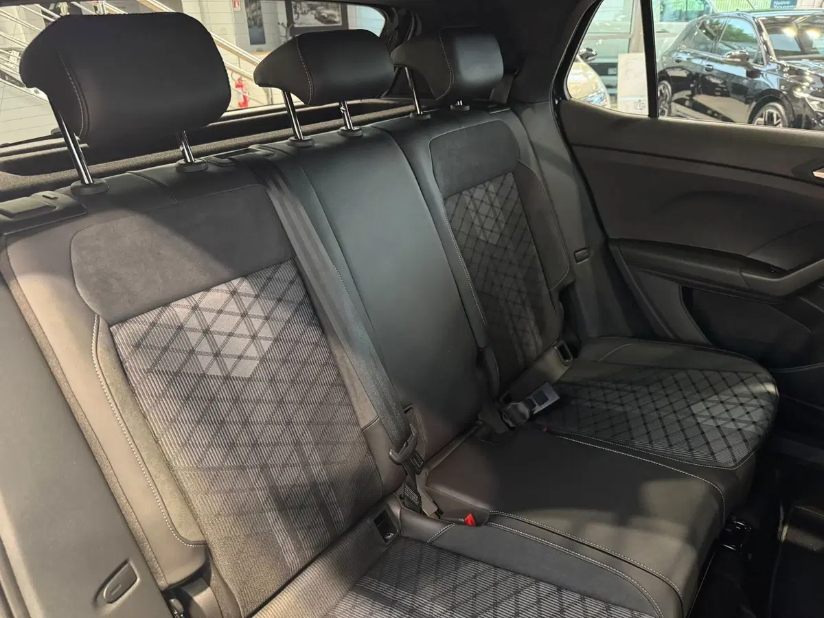 Volkswagen T-Cross usata a Varese (12)