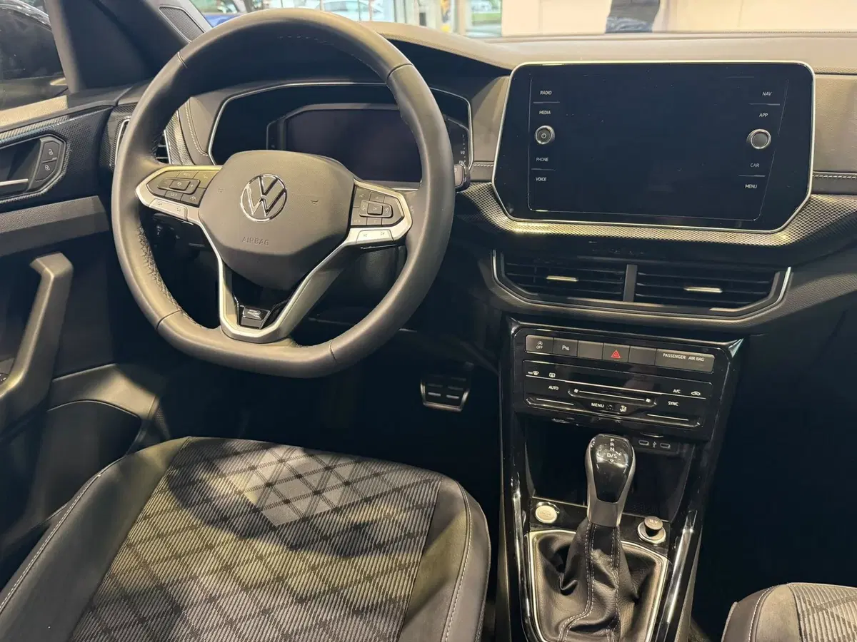 Volkswagen T-Cross usata a Varese (9)