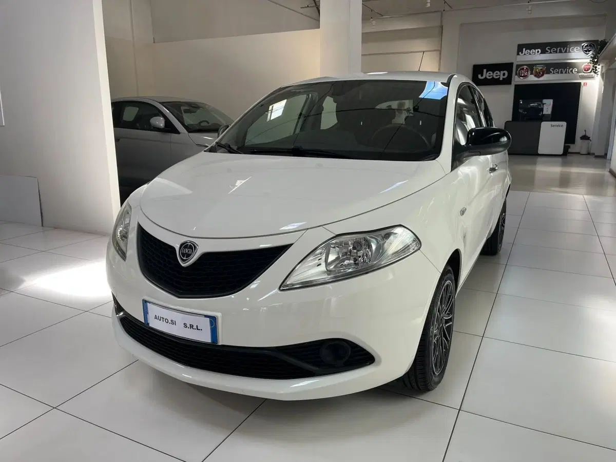 Lancia Ypsilon usata a Lucca