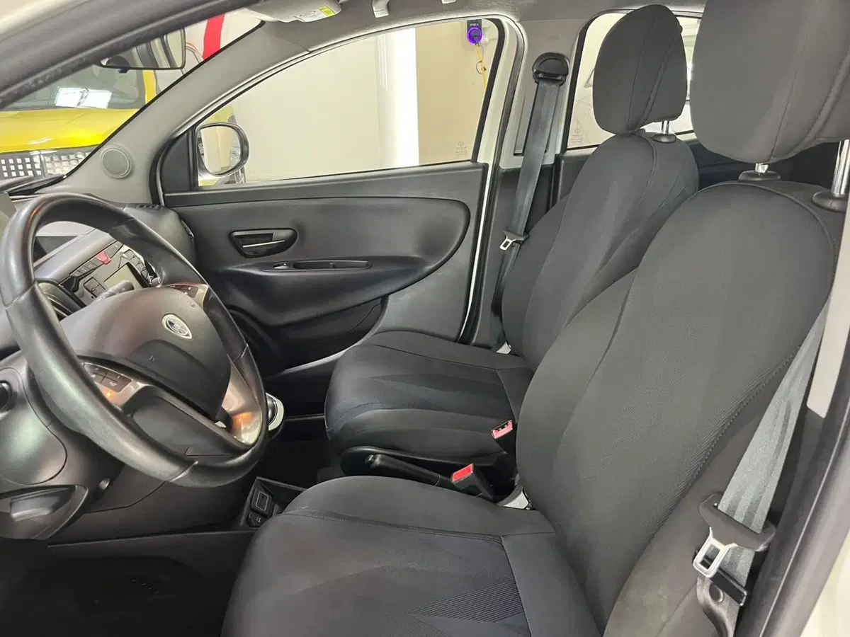 Lancia Ypsilon usata a Lucca (10)
