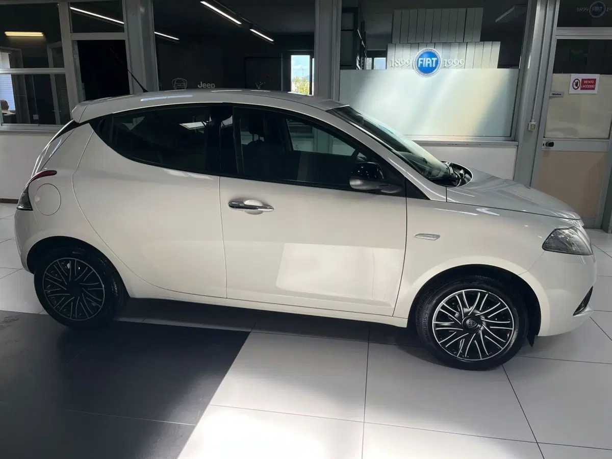 Lancia Ypsilon usata a Lucca (4)