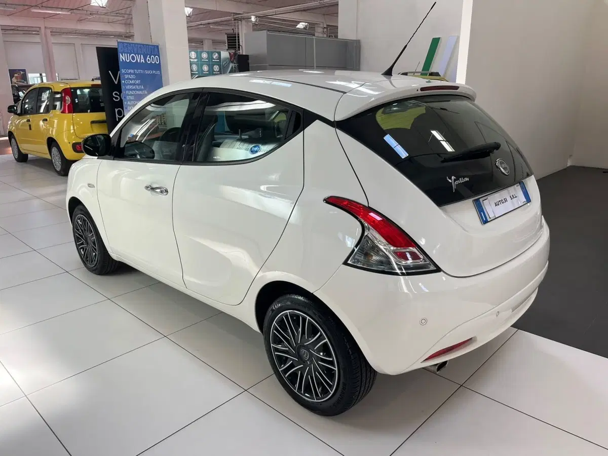 Lancia Ypsilon usata a Lucca (7)