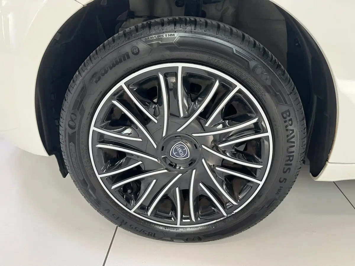 Lancia Ypsilon usata a Lucca (8)