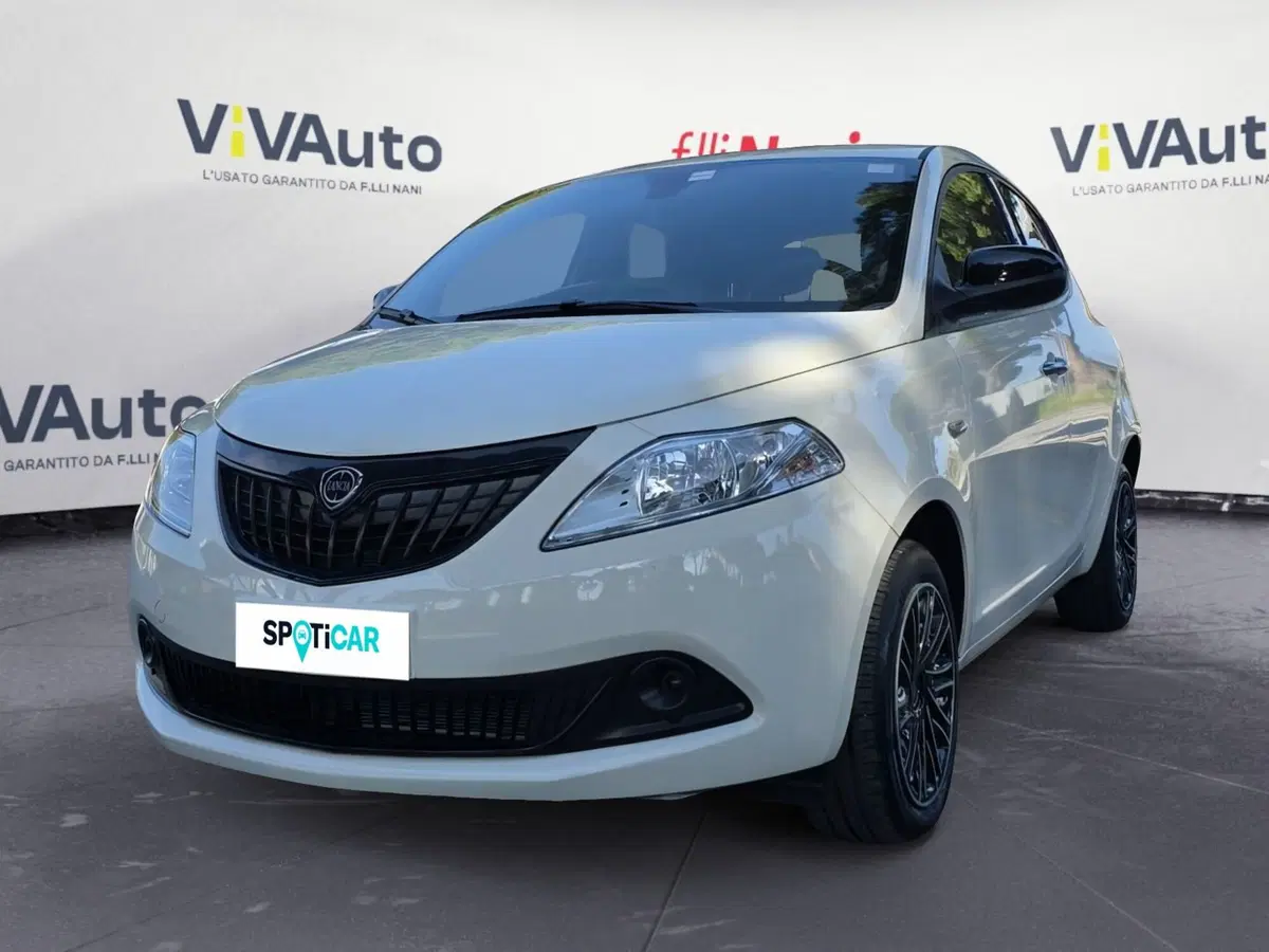 Lancia Ypsilon usata a Massa-Carrara