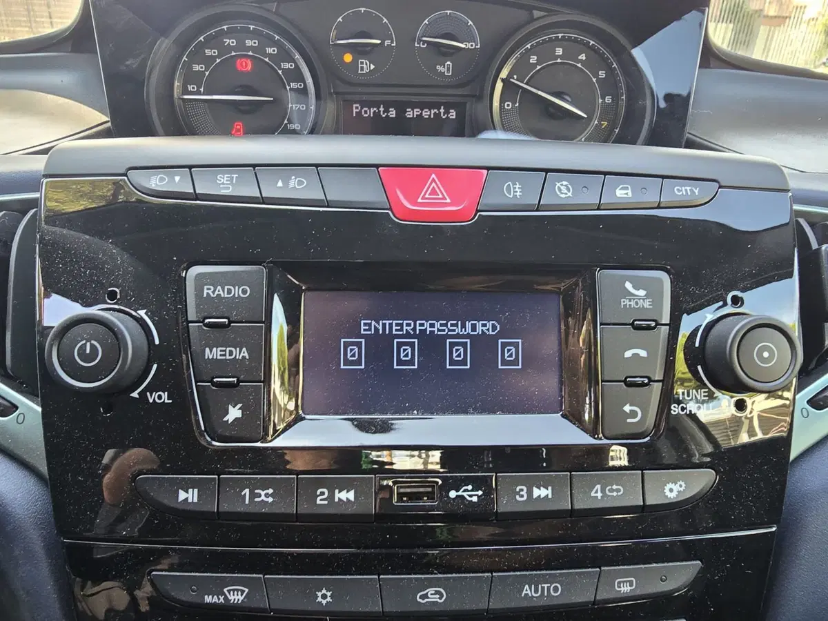 Lancia Ypsilon usata a Massa-Carrara (11)