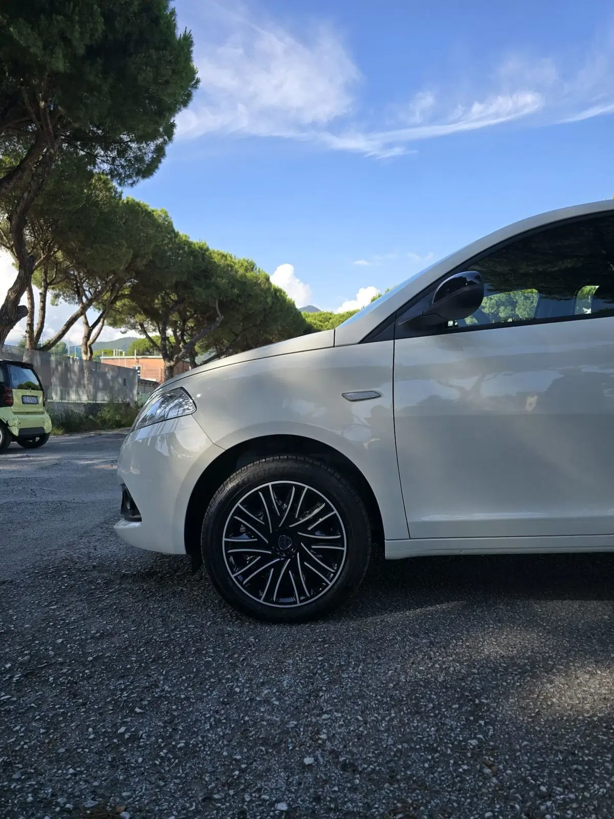 Lancia Ypsilon usata a Massa-Carrara (13)