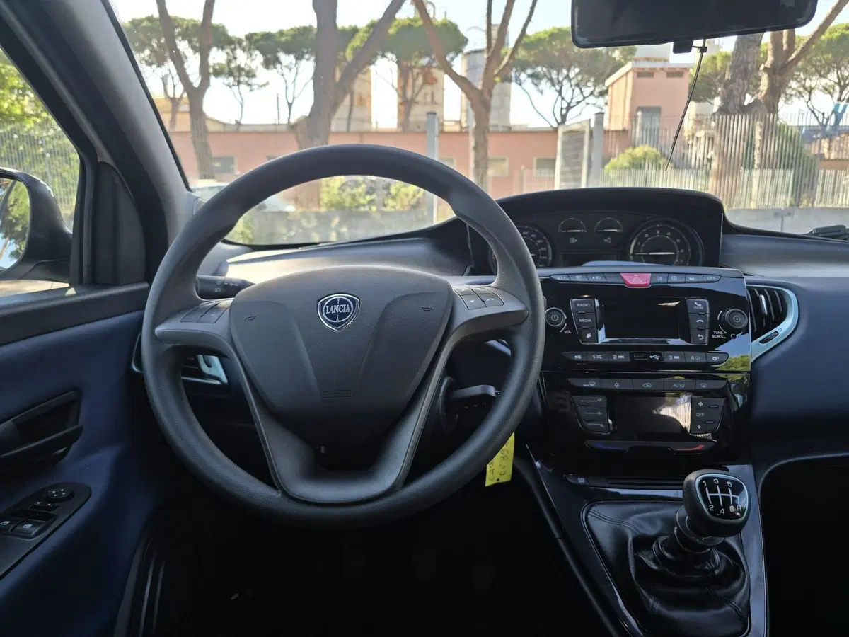Lancia Ypsilon usata a Massa-Carrara (14)