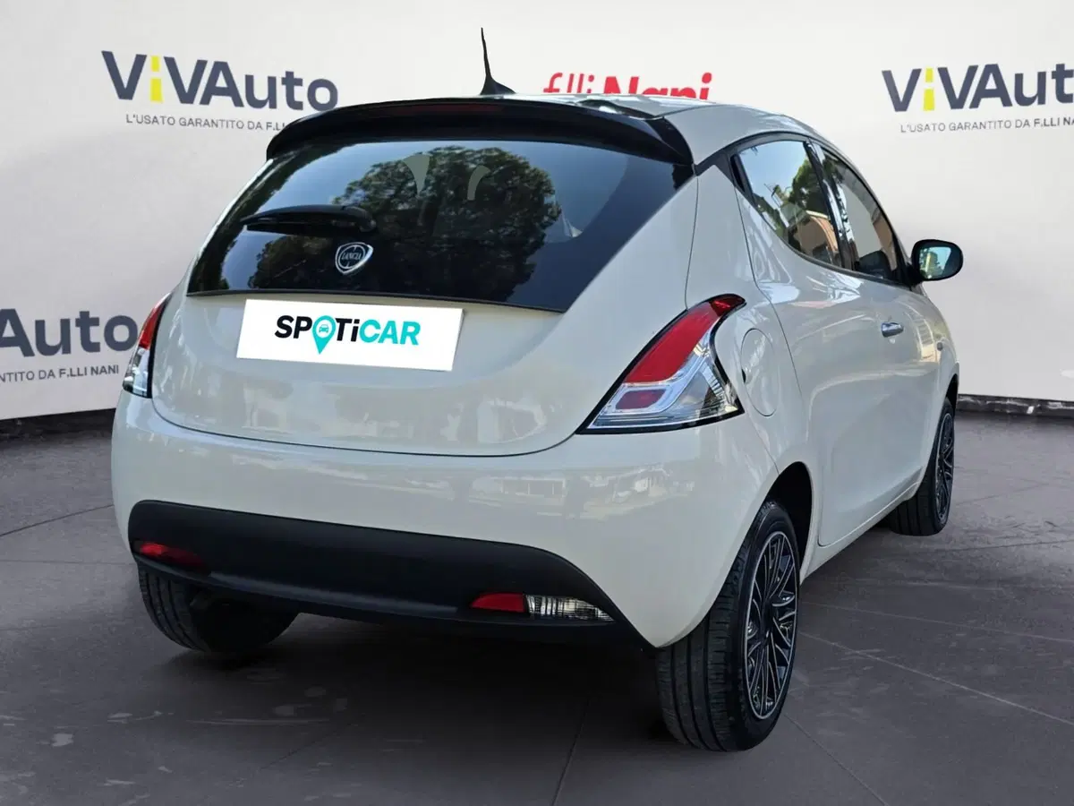 Lancia Ypsilon usata a Massa-Carrara (2)