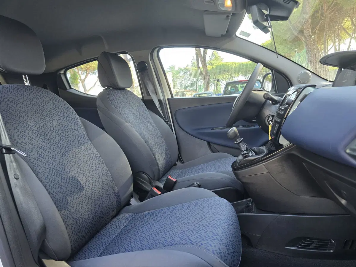Lancia Ypsilon usata a Massa-Carrara (5)