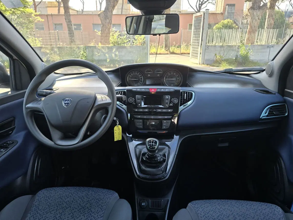 Lancia Ypsilon usata a Massa-Carrara (6)