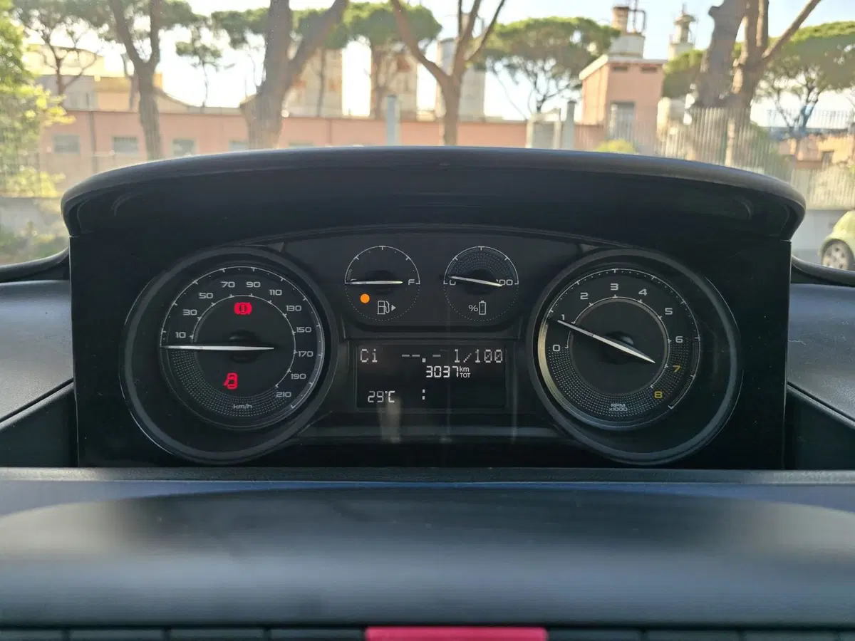 Lancia Ypsilon usata a Massa-Carrara (9)