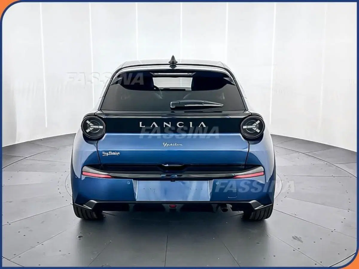 Lancia Ypsilon nuova a Milano (5)