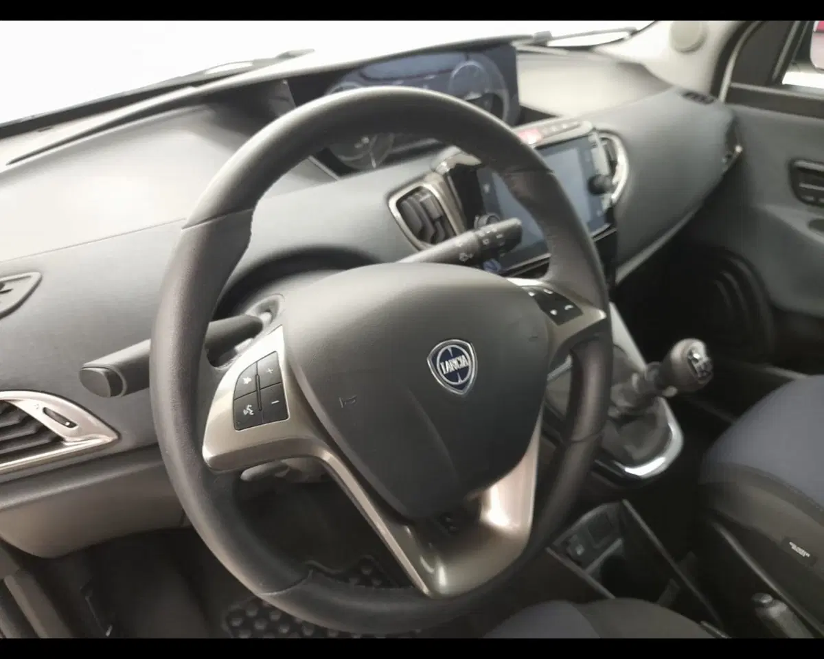 Lancia Ypsilon usata a Alessandria (9)