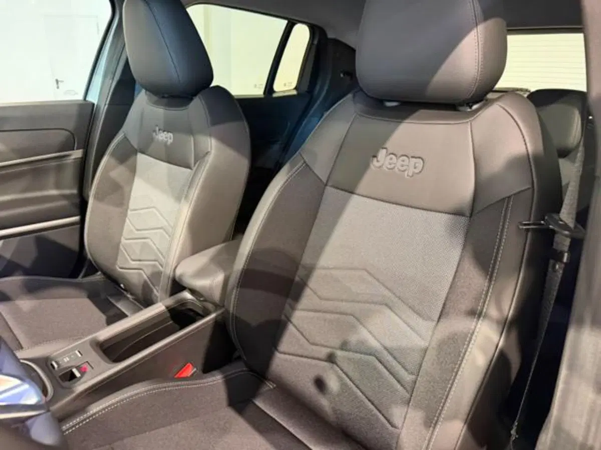 Jeep Avenger nuova a Salerno (11)