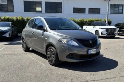 Lancia Ypsilon 1.0 FireFly 5 porte S&amp;S Hybrid Silver Plus del 2023 usata a Fondi