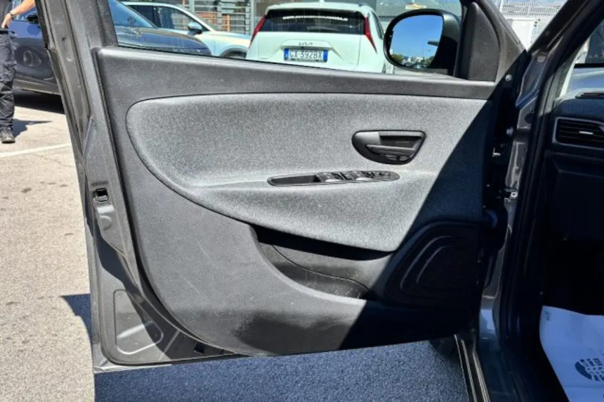 Lancia Ypsilon usata a Latina (11)