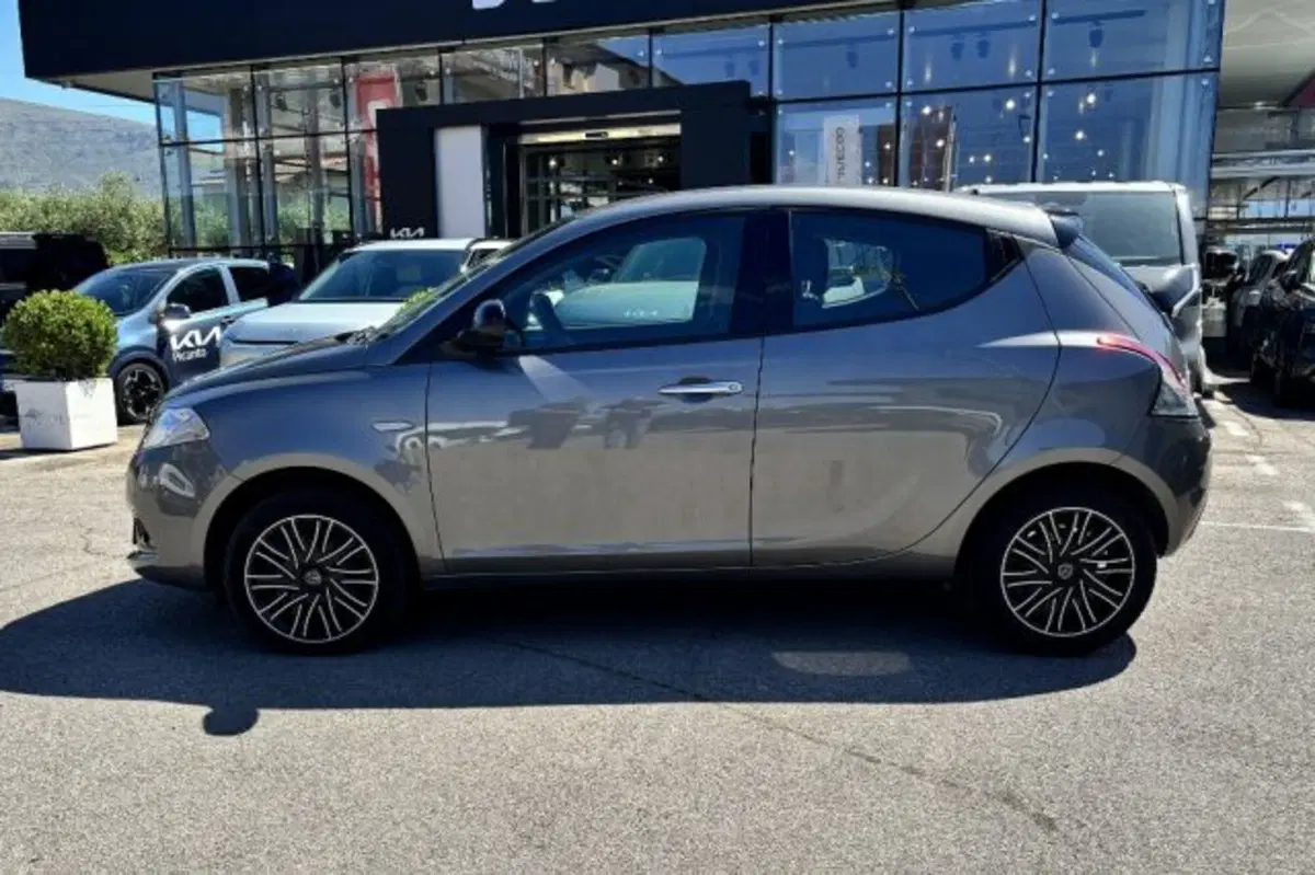 Lancia Ypsilon usata a Latina (4)