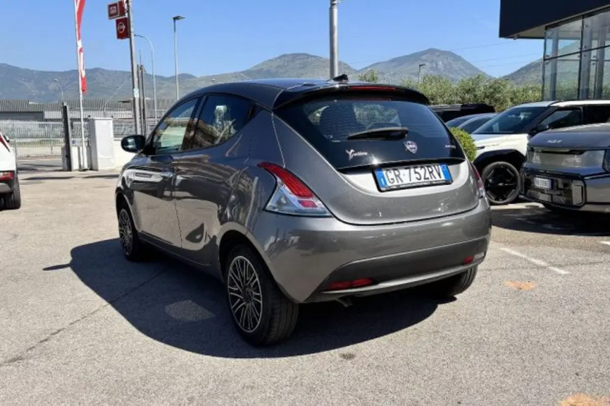 Lancia Ypsilon usata a Latina (5)