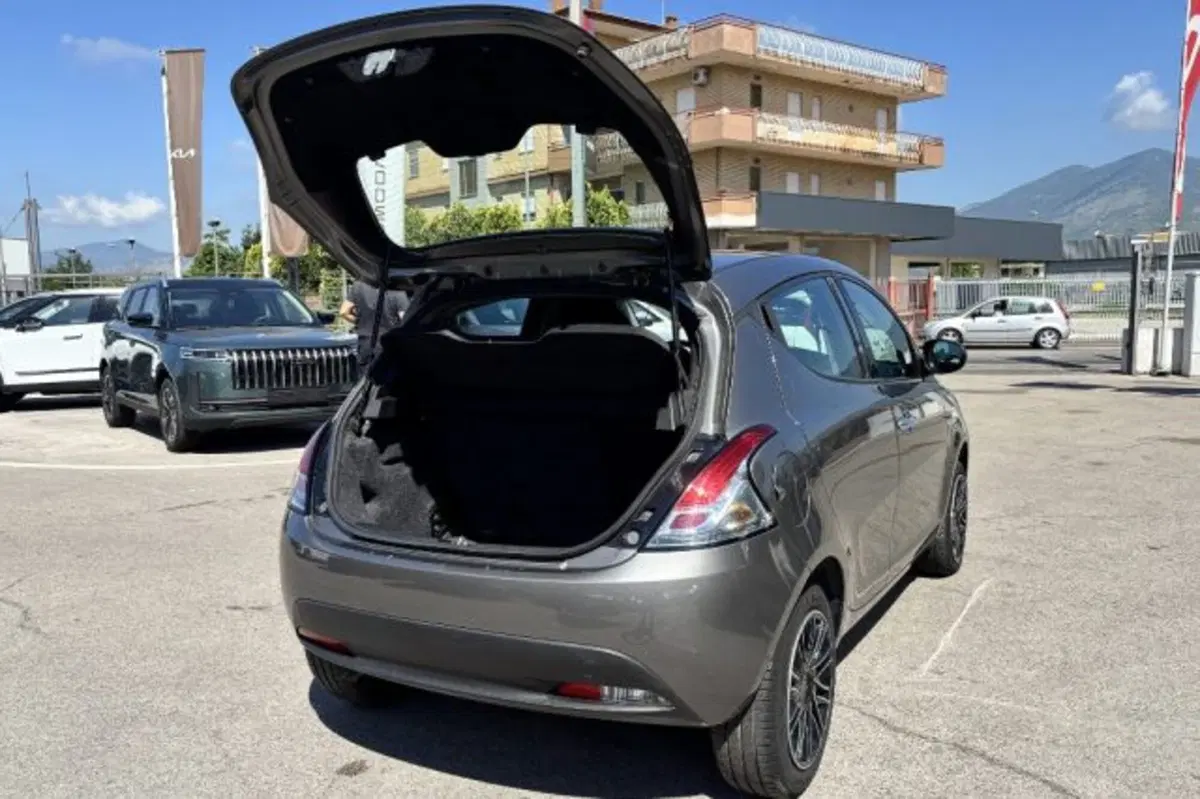 Lancia Ypsilon usata a Latina (7)